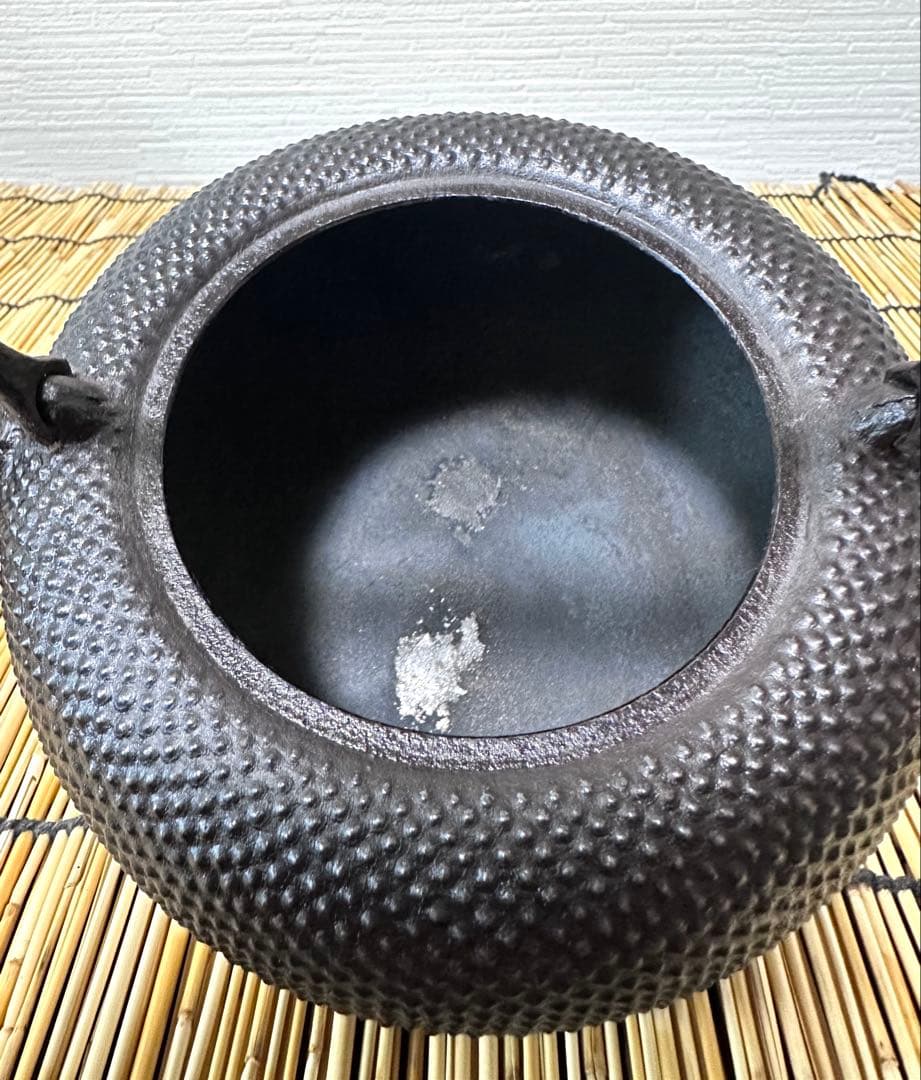 未使用品、木箱、黄布、南部鉄器検査証付　南部薫山工房造　鐡鉢型霰　南部鉄瓶