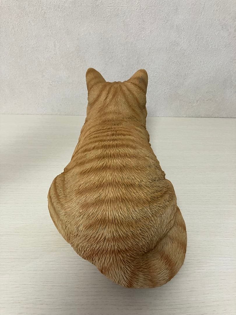 香箱ねこ　茶トラ　レジン製　ガーデンオーナメント