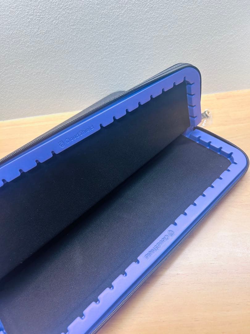 【ほぼ新品】BURGA 13インチPCスリーブ