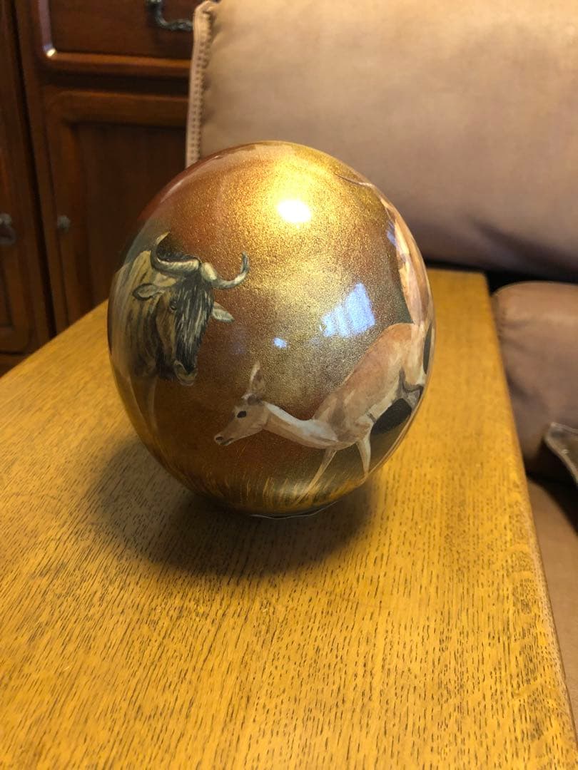 ダチョウの卵の置物