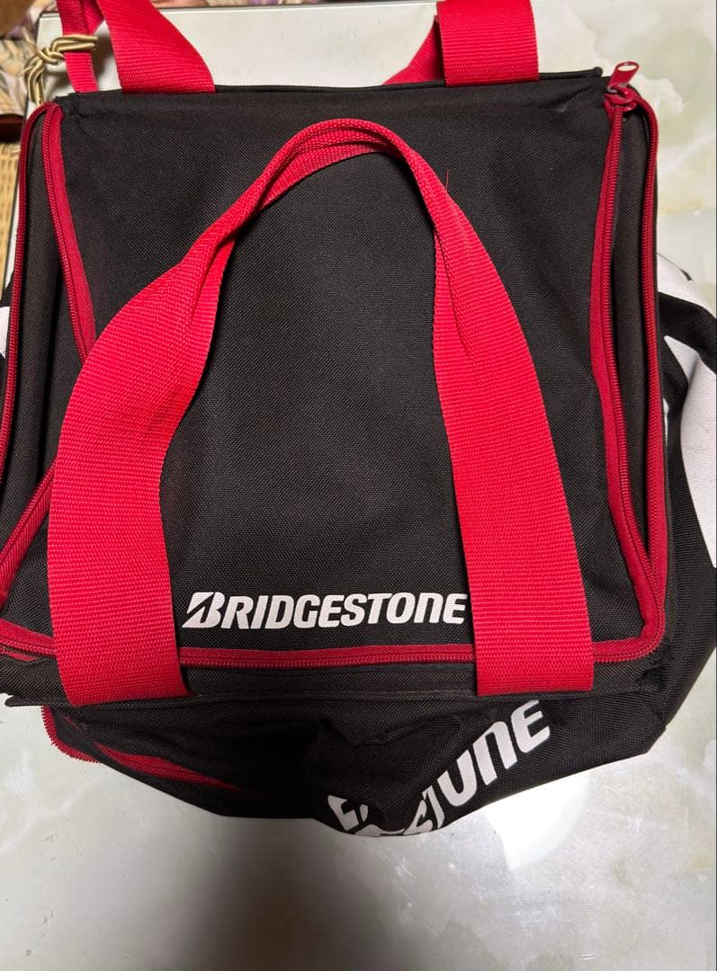 硬式テニスボールとバッグ