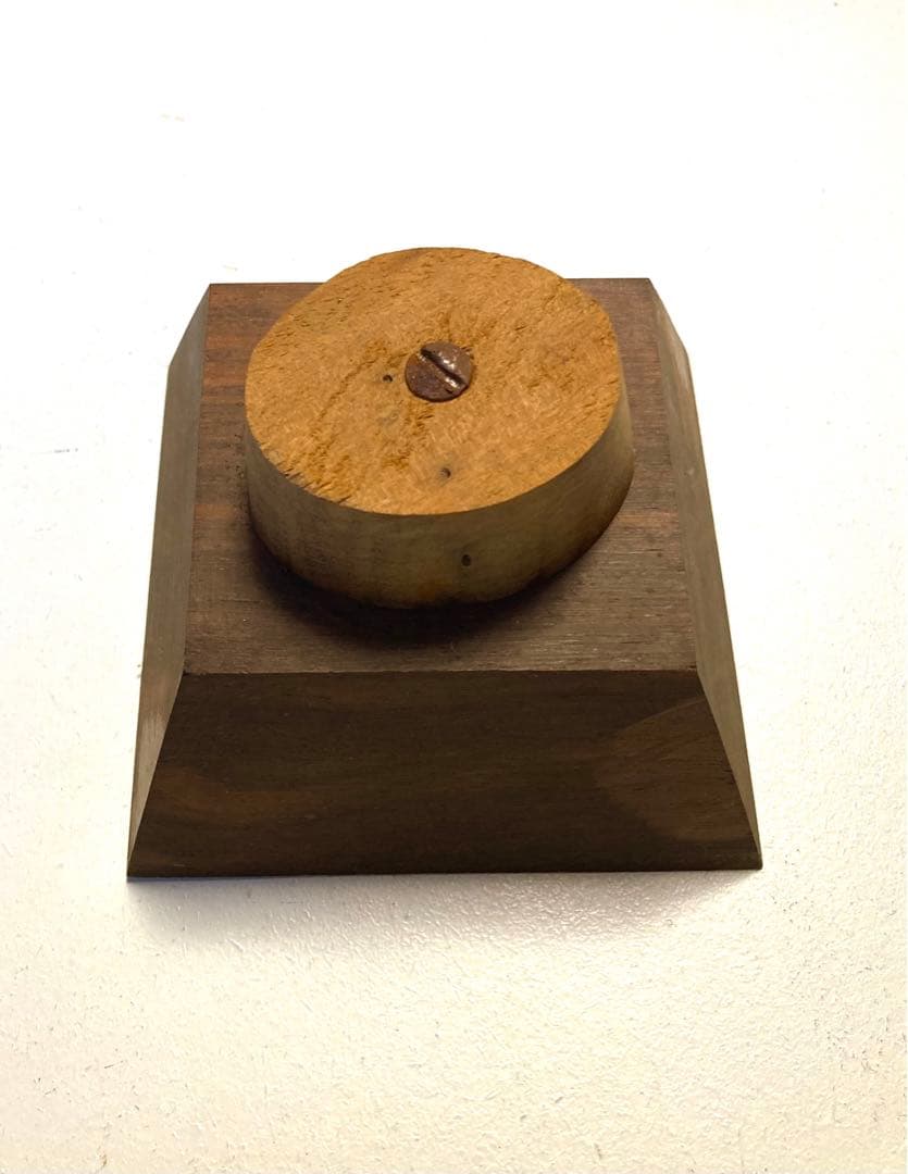 【彫刻】左手　金属製置物　木製台座　オブジェ　美術工芸品　モダンアート　手型