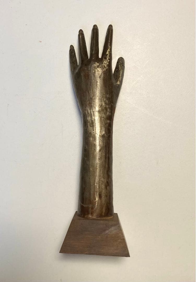 【彫刻】左手　金属製置物　木製台座　オブジェ　美術工芸品　モダンアート　手型