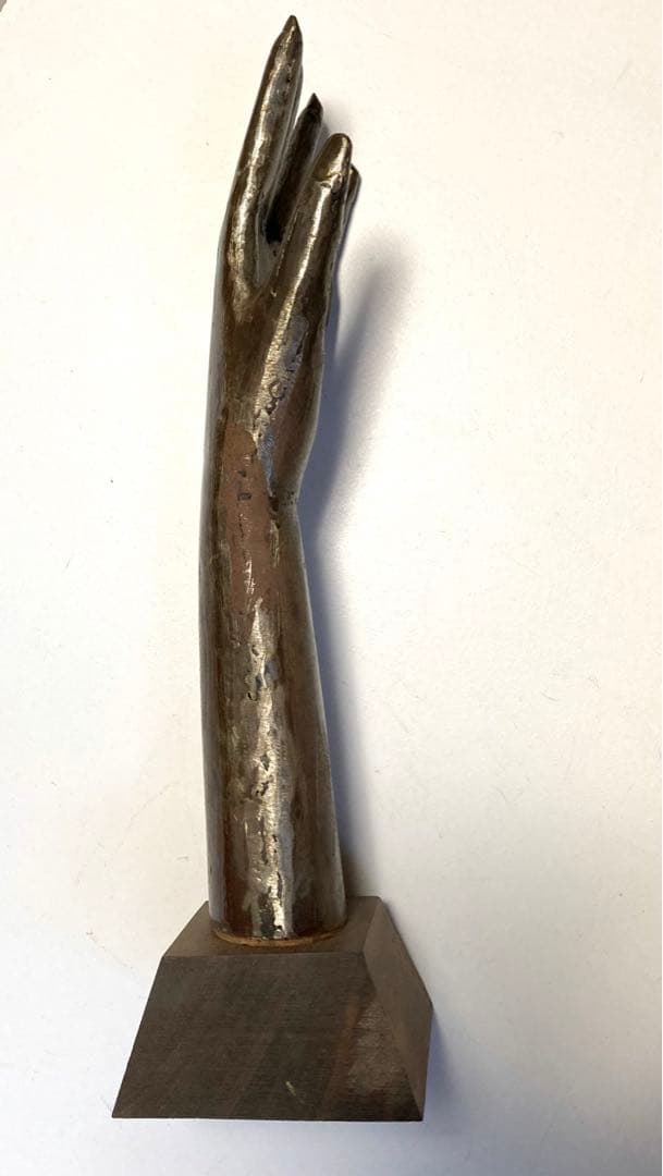 【彫刻】左手　金属製置物　木製台座　オブジェ　美術工芸品　モダンアート　手型