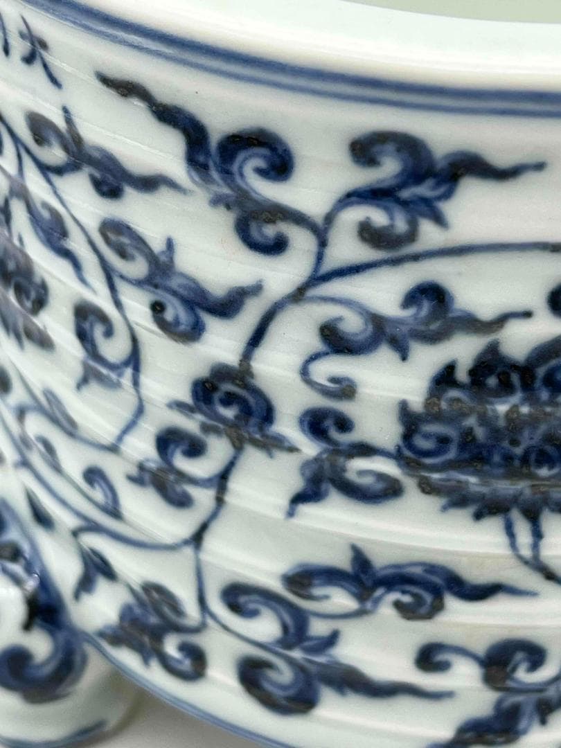 明宣徳時代 【大明宣徳年製 】在銘 染付 青花唐花文三足炉 (B-82)