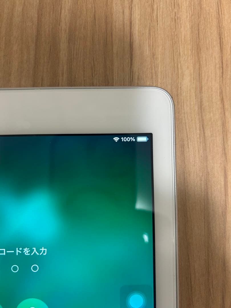 【USED】美品iPad wifi 32GB第6世代 シルバー 電源アダプタ付き
