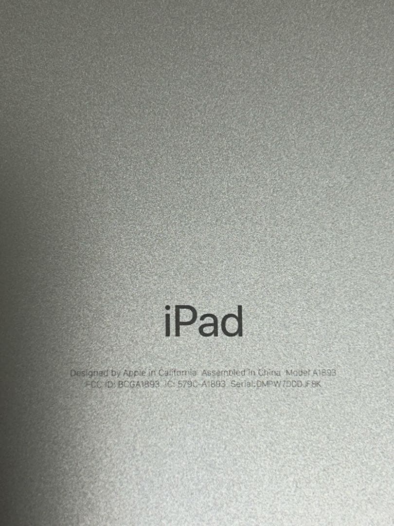 【USED】美品iPad wifi 32GB第6世代 シルバー 電源アダプタ付き