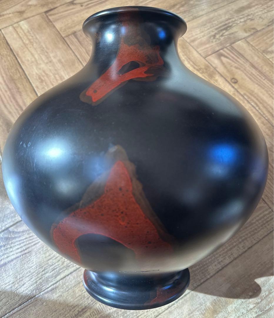 鶴の浮彫り黒い花瓶