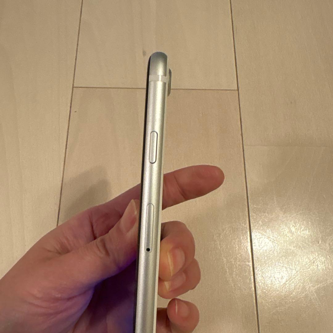 Apple iPhone SE 第二世代　ホワイト 画面ひびあり