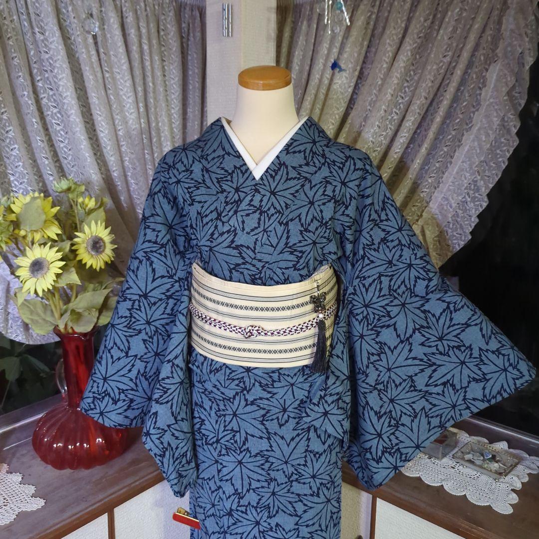 灰青色の地に、一面に染められた楓が清々しく上品な藍染めの浴衣です