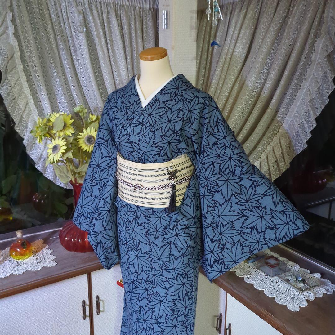 灰青色の地に、一面に染められた楓が清々しく上品な藍染めの浴衣です