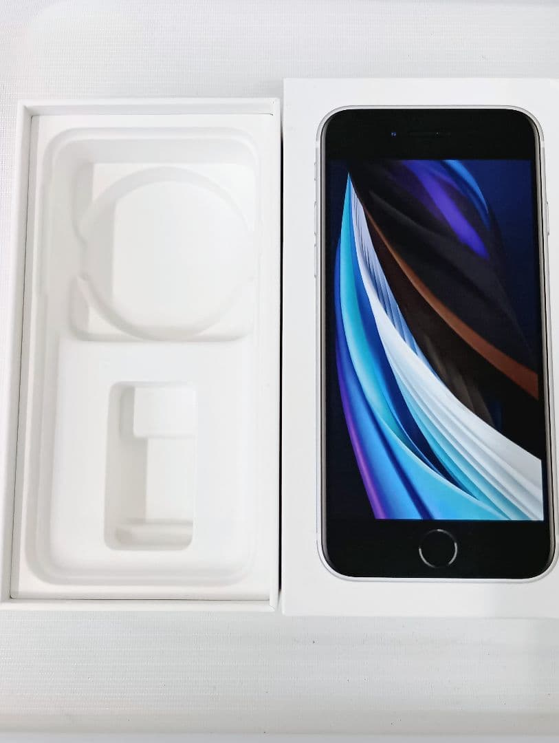 〘美品〙Apple iPhone SE　64GB　本体・充電器・イヤホン付きYK
