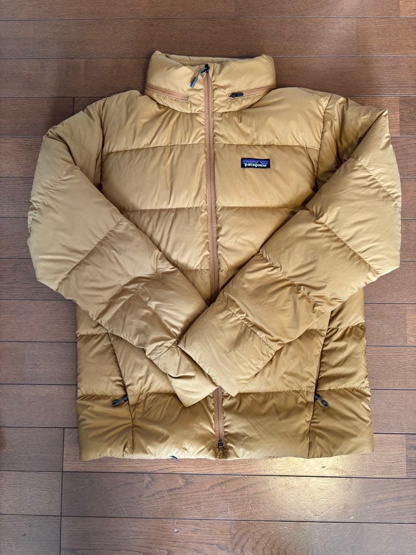 patagonia ダウンジャケット ベージュ 黒スウェット S