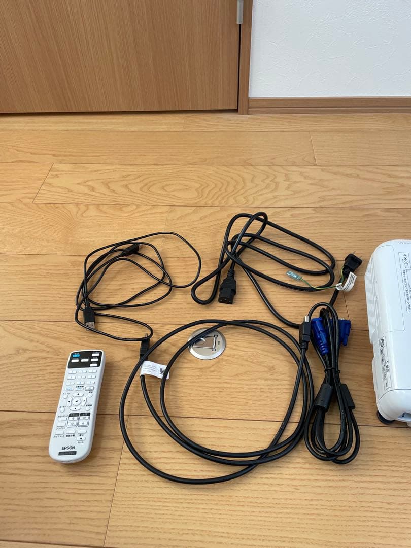 【EPSON】EB-W06プロジェクター本体 リモコン付き