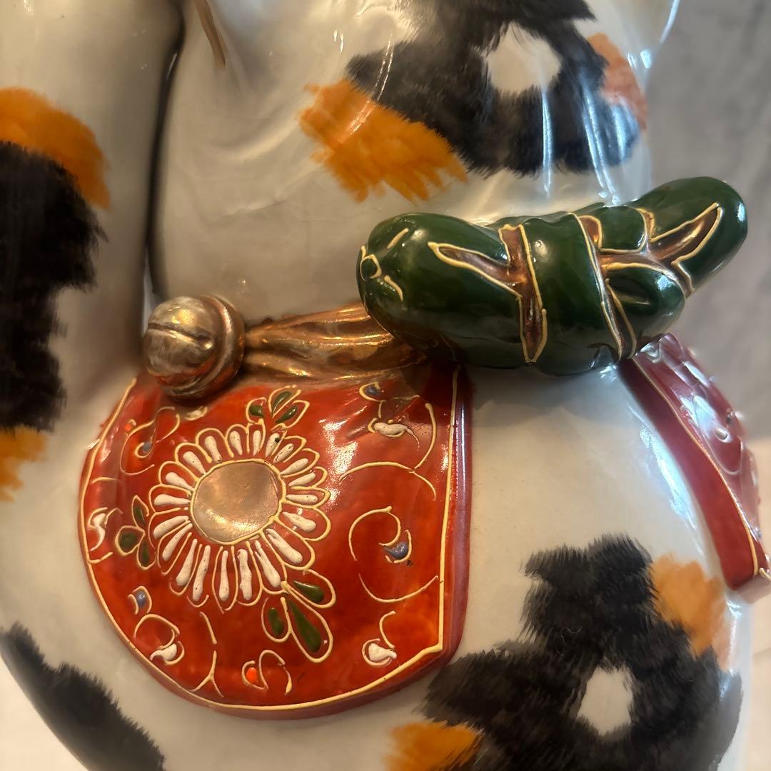 アンティーク九谷焼　金彩の妖艶な瞳やまつ毛、金彩や色彩が芸術的な招き猫