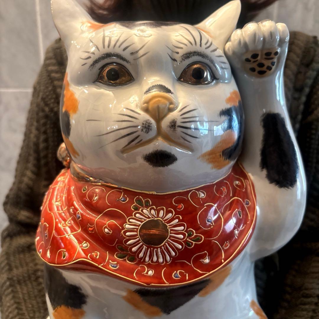 アンティーク九谷焼　金彩の妖艶な瞳やまつ毛、金彩や色彩が芸術的な招き猫