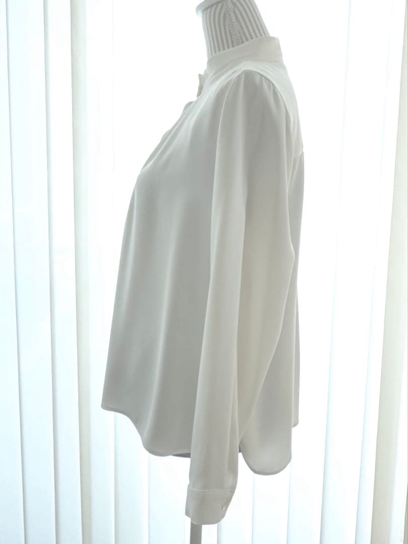 SOÉ] U サテンスタンドタックブラウス　 オフホワイト