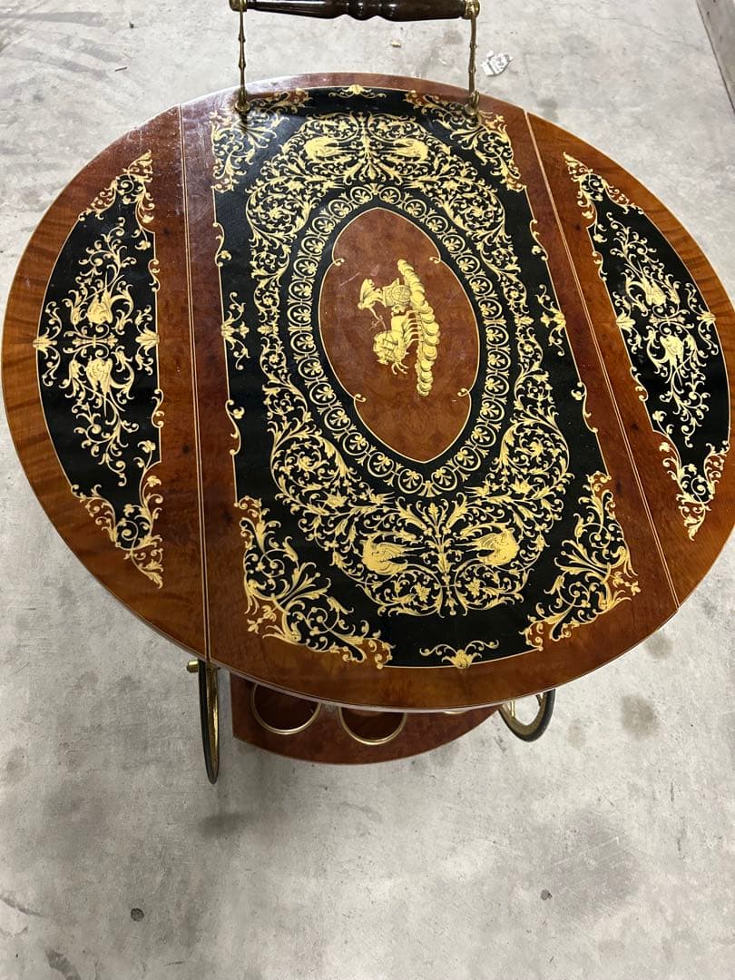 装飾的な木製サービングカート