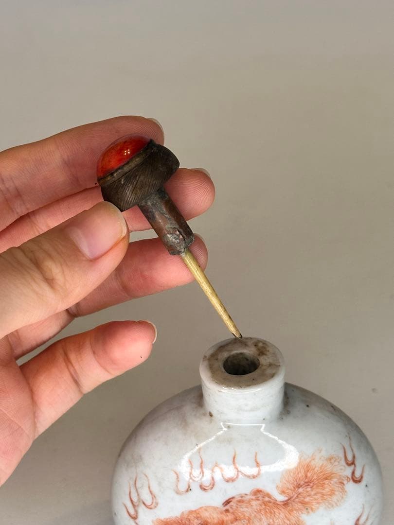 希少品 ！中国 赤絵 獅子文 鼻煙壺 乾隆年製底款 時代物 骨董品 コレクション