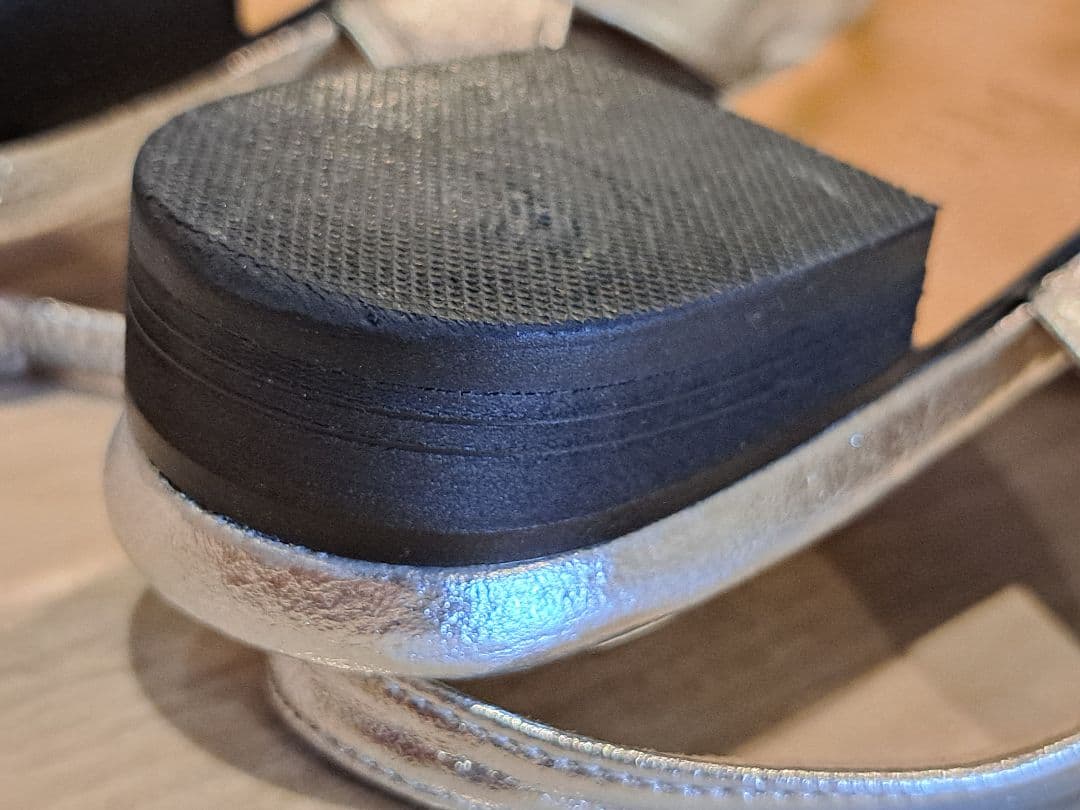 【人気完売】【美品】OHGA シルバー ポインテッドトゥ ミュール