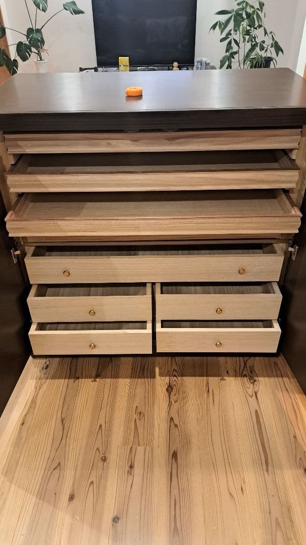 ダークブラウン木製　桐タンス 引き出し9つ