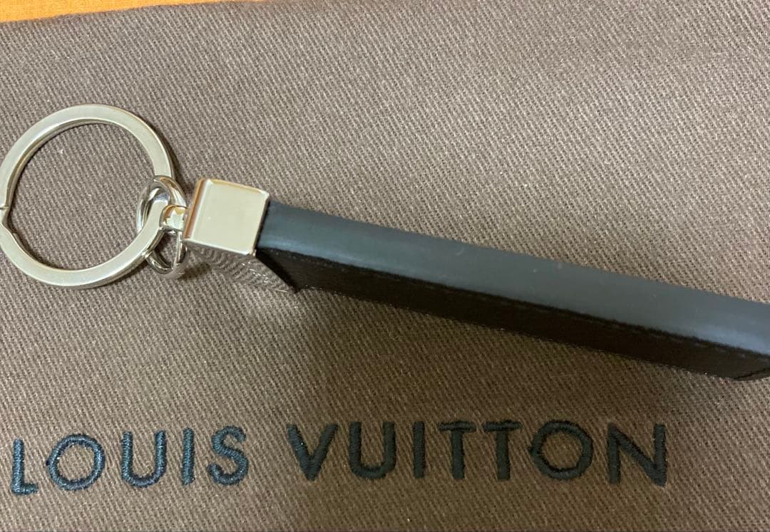 【新品未使用】LOUIS VUITTON ブラックレザー キーホルダー 、一部