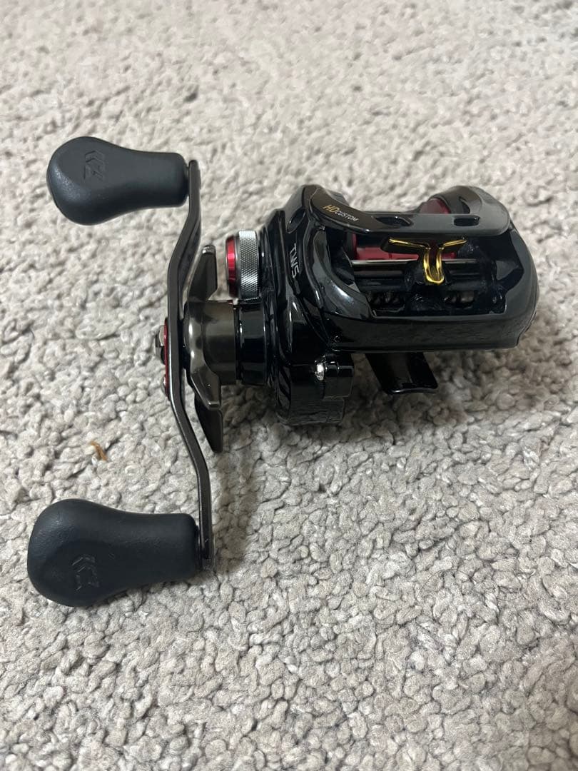 ダイワ　TATULA HDカスタム ベイトリール ブラック/レッド カバー付き