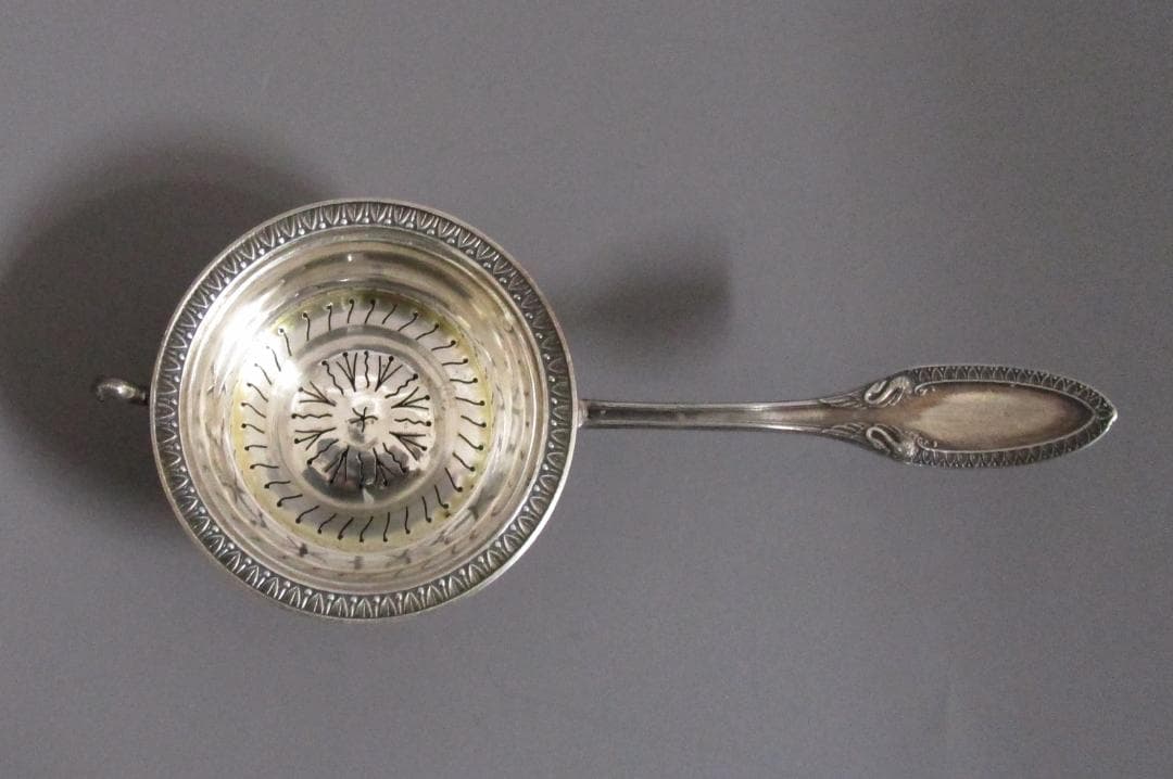 銀製品［ストレーナー 陶器受皿つき］刻印：ミネルヴァ　☆V