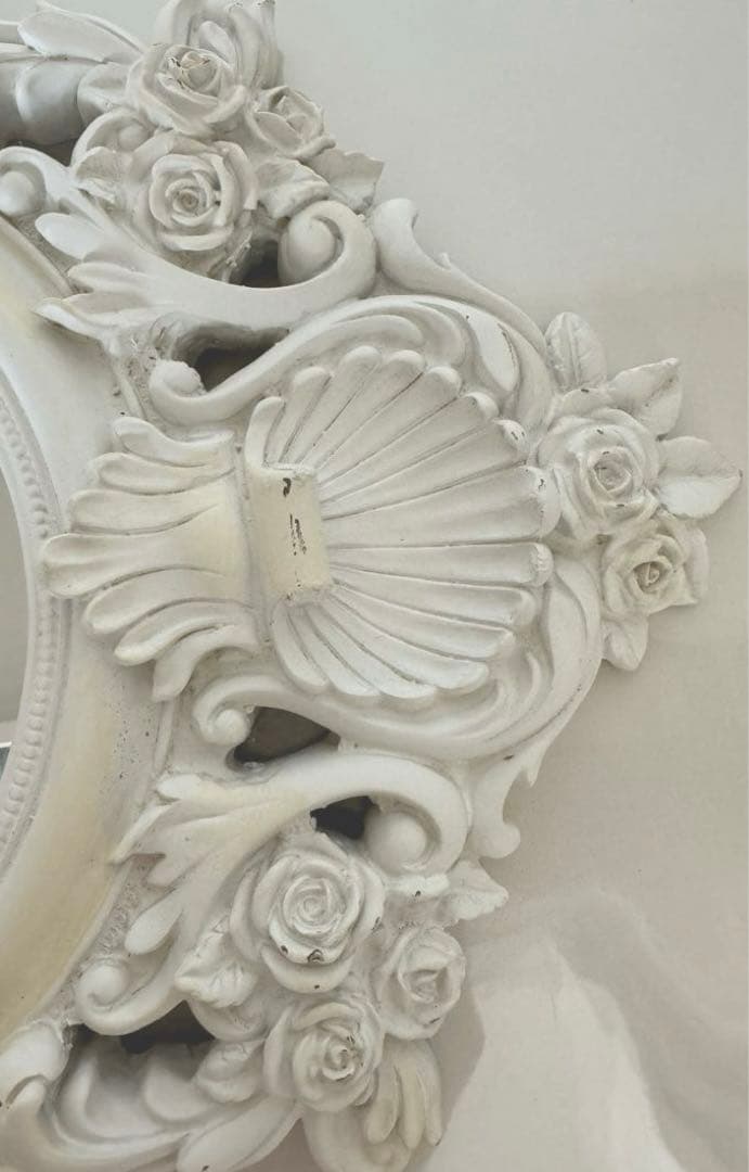 イマンにお似合いアンティーク調ホワイト薔薇壁掛けミラー