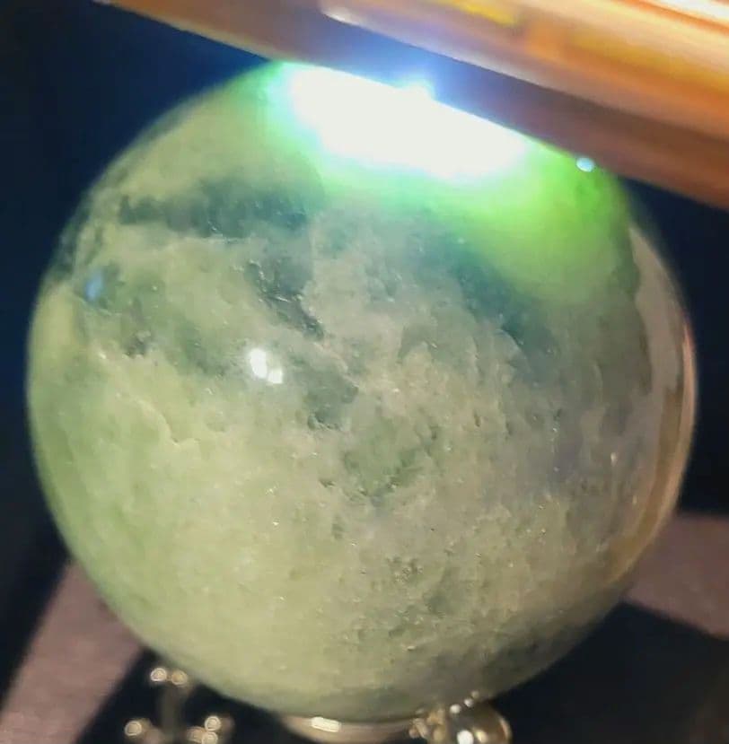 糸魚川翡翠結晶キラキラ　丸玉　３５７g