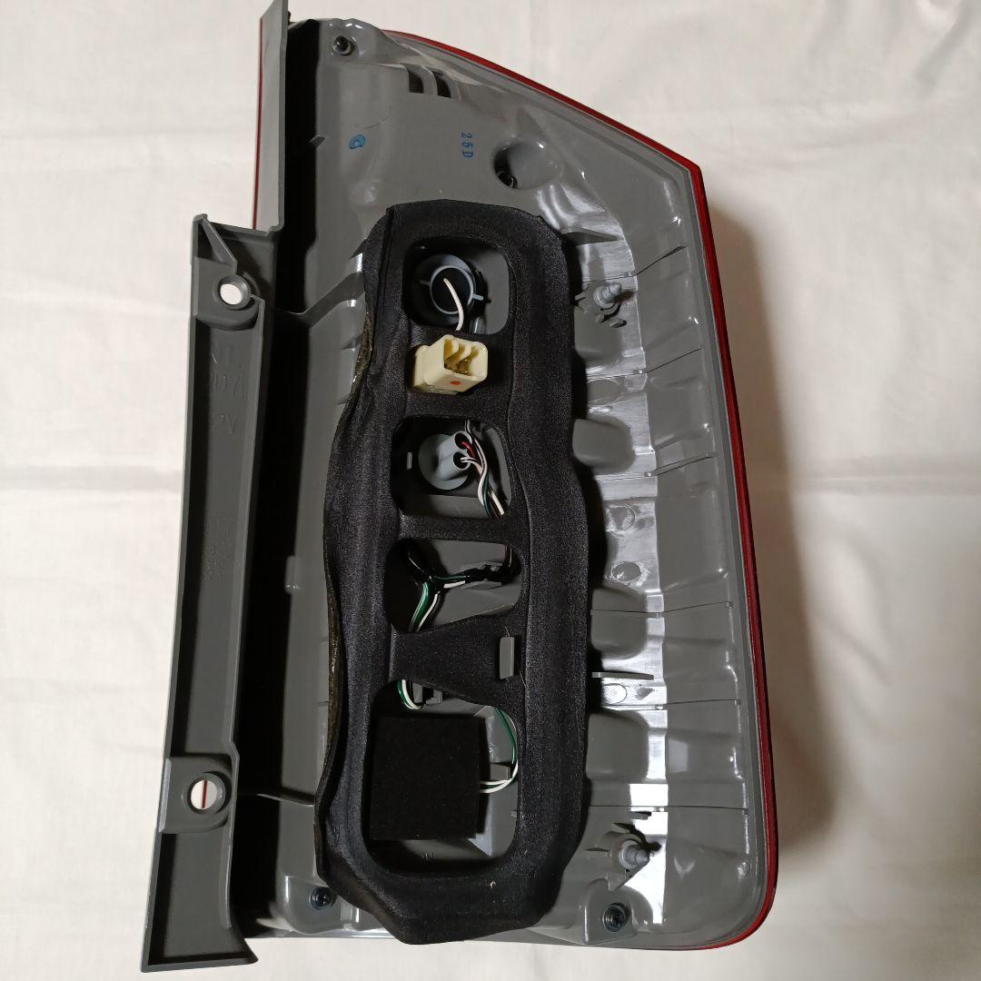 TOYOTAノア ZRR70W テールランプ 左右セット 4ピン