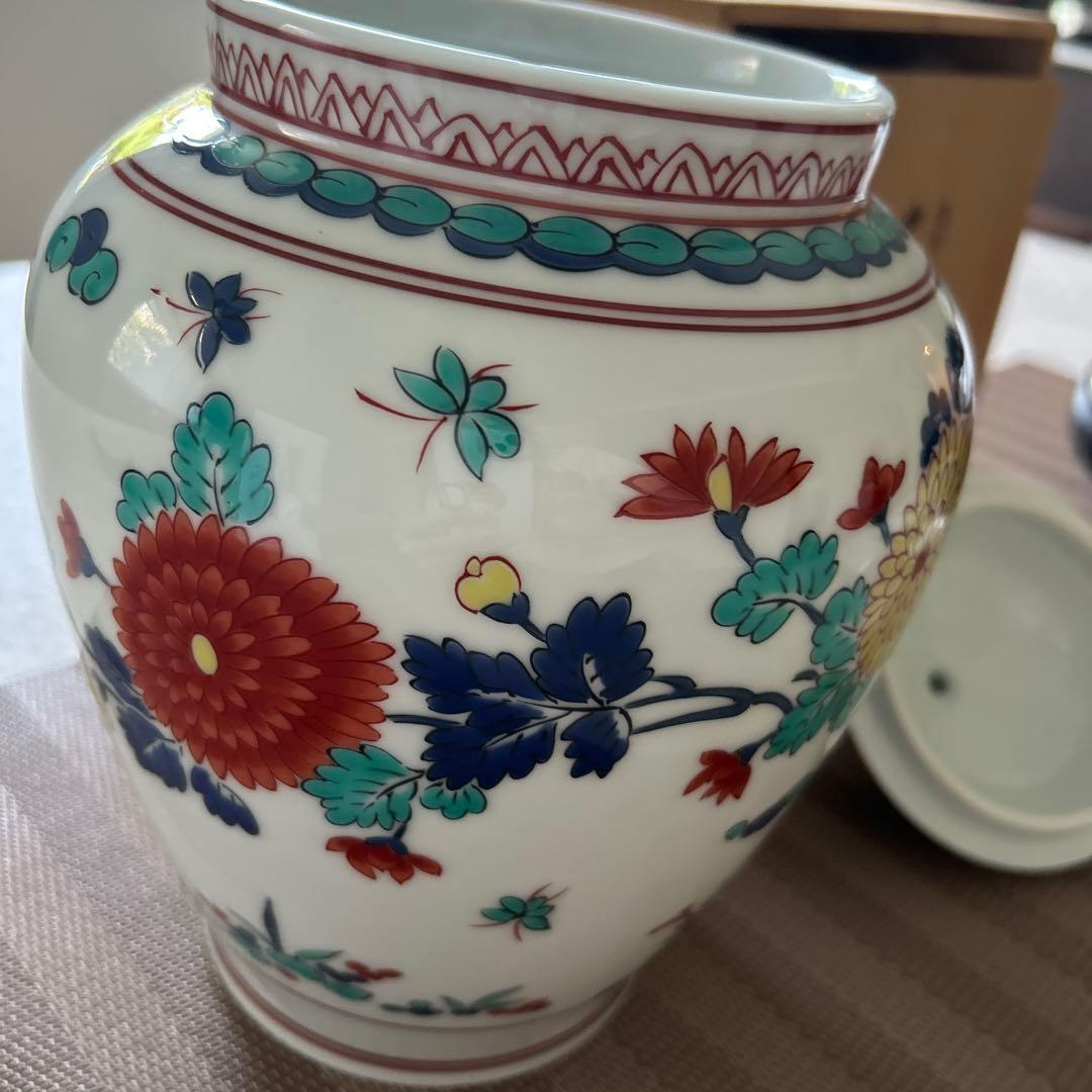 柿右衞門　岩菊文蓋付壺