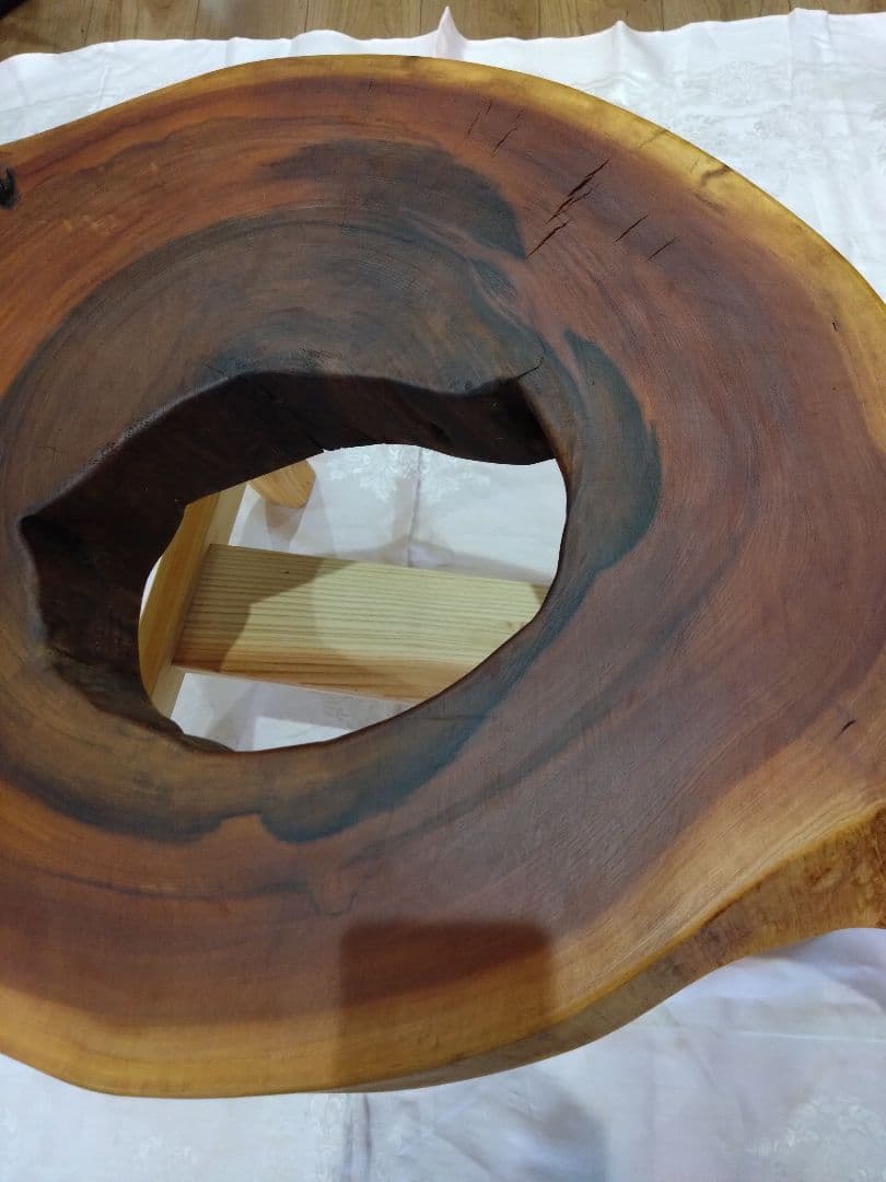 欅の輪切りテーブル㉖　樹齢約150年の欅の一点物　欅の耳付き自然木のローテーブル