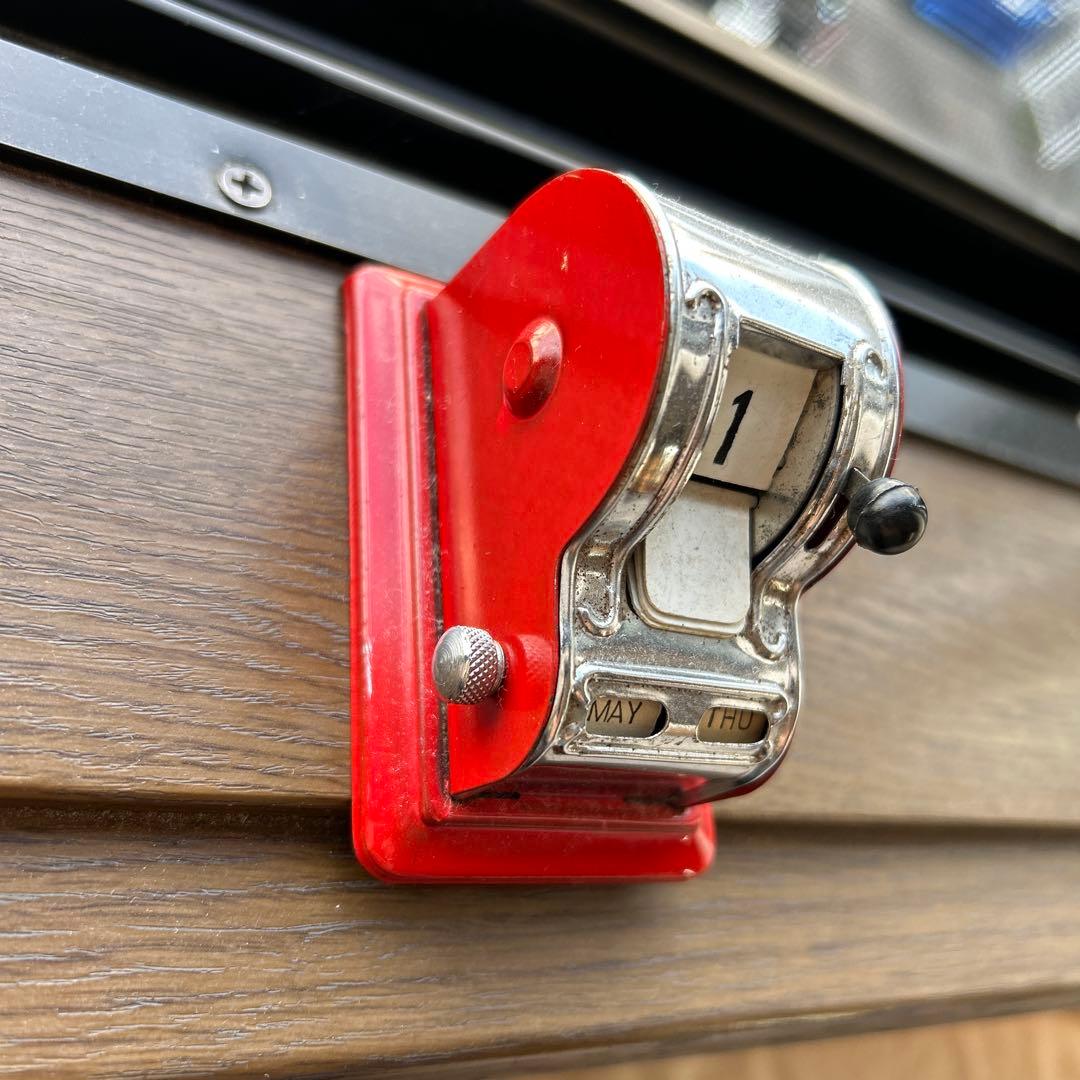 赤とシルバーの、日付カウンター万年カレンダー