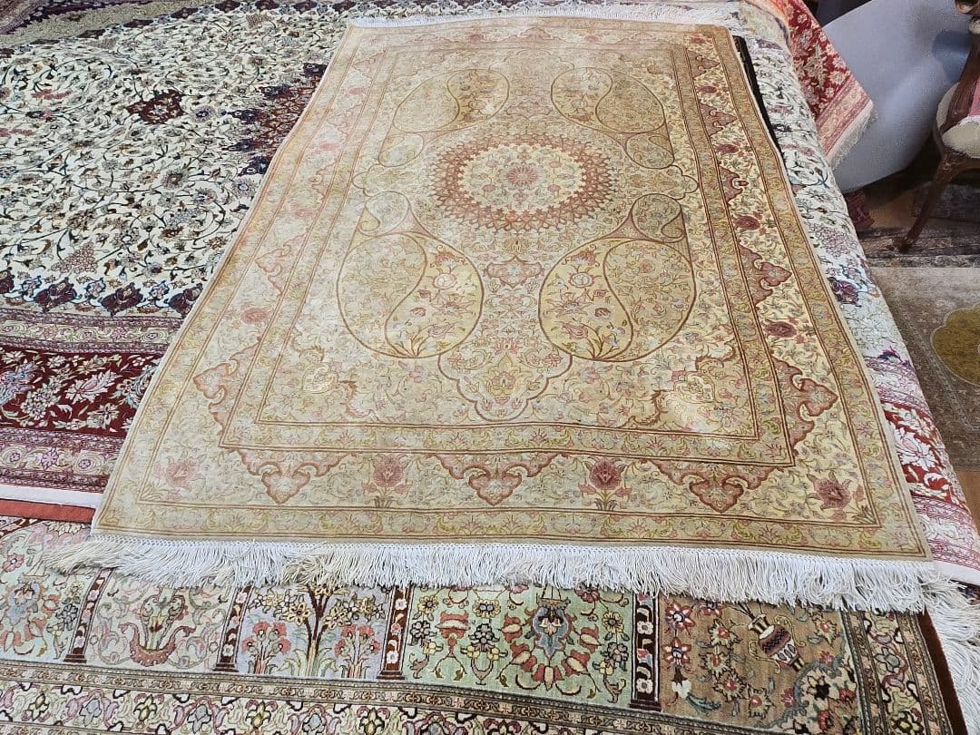 ペルシャ絨毯100%手織りシルク本物保証書クム産綺麗な色150cm×100cm