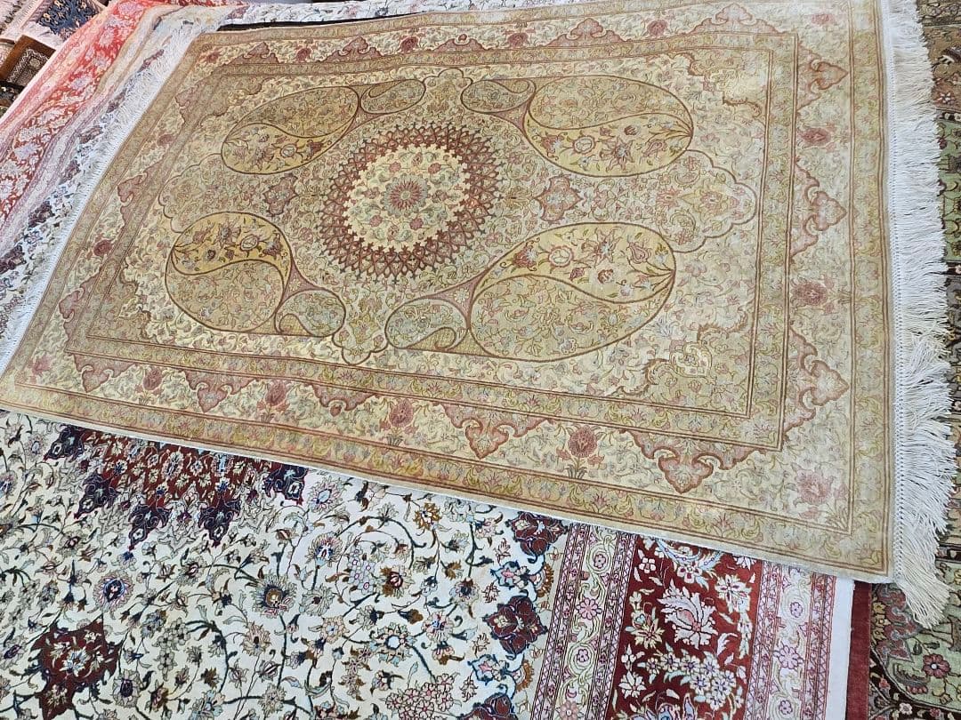 ペルシャ絨毯100%手織りシルク本物保証書クム産綺麗な色150cm×100cm