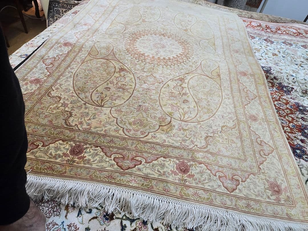 ペルシャ絨毯100%手織りシルク本物保証書クム産綺麗な色150cm×100cm