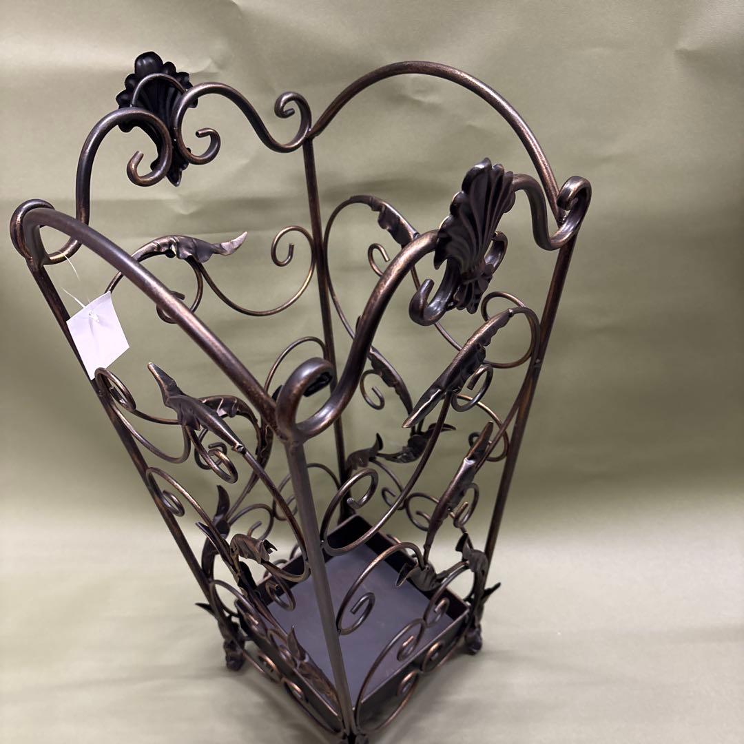 装飾的な金属製傘立て