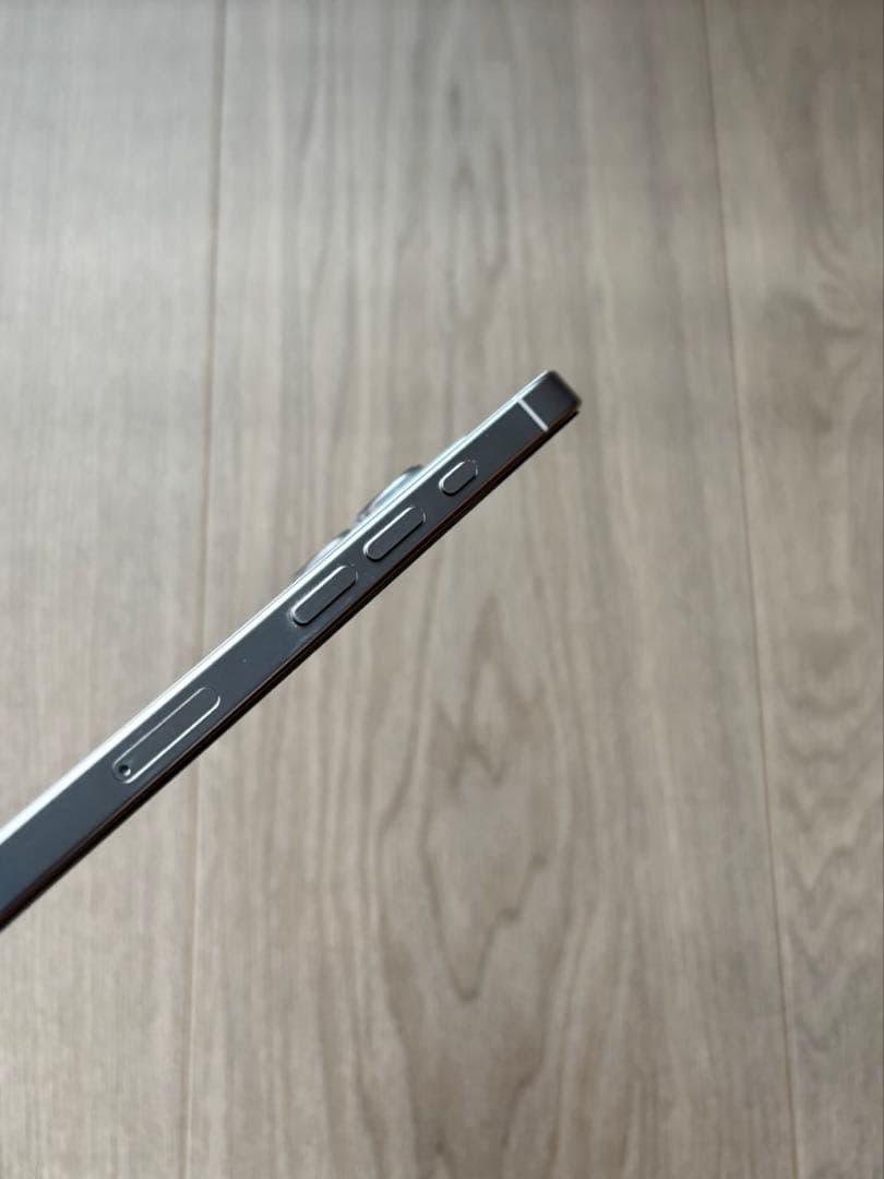 希少！コメント要　美品　iPhone16pro ホワイトチタニウム　1TB