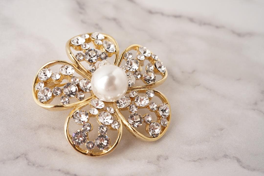 Rene ルネ パール お花 フラワーモチーフ クリスタルブローチ 中 ビジュー