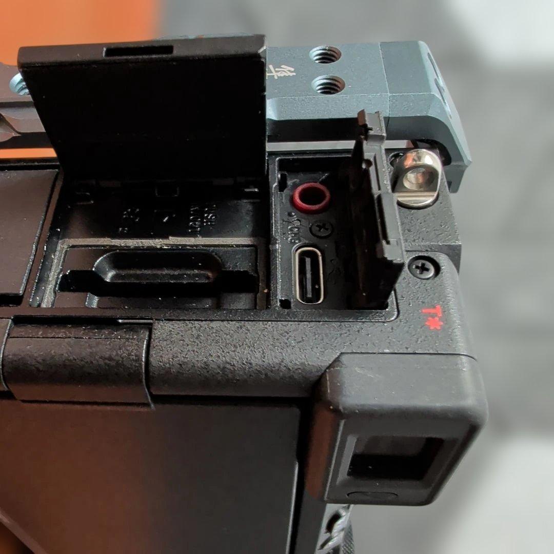 美品 Sony A7C II 本体 シャッター数8860 ケージ付