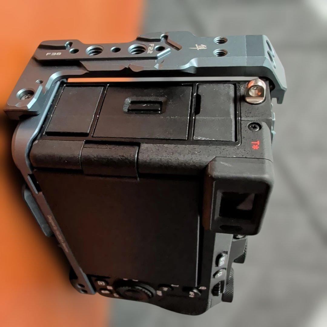 美品 Sony A7C II 本体 シャッター数8860 ケージ付