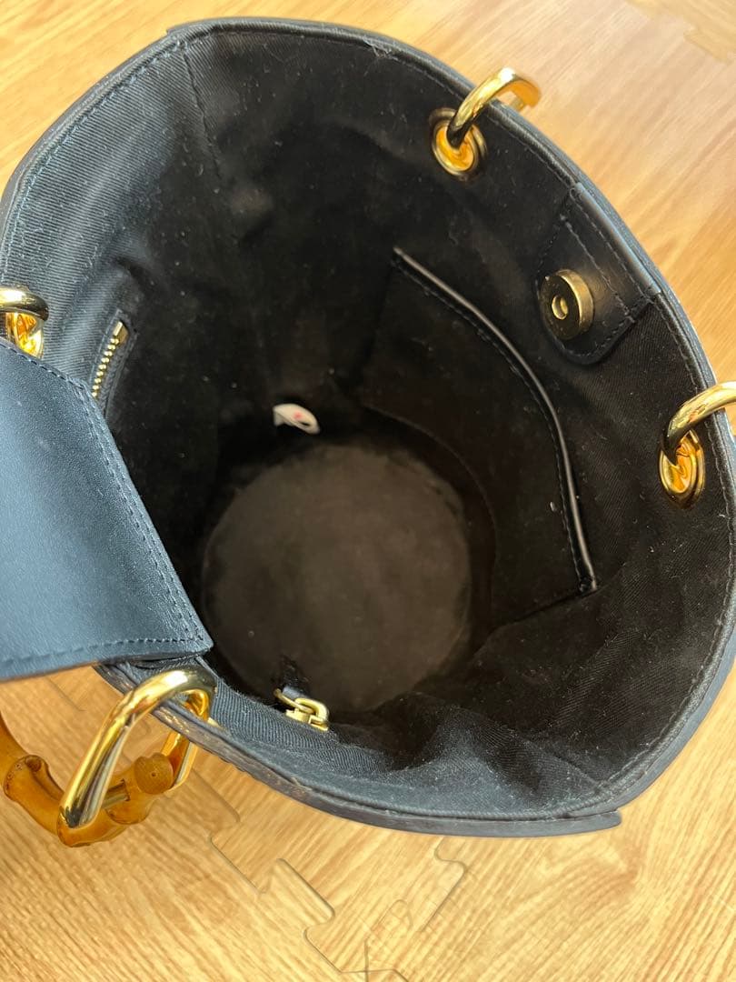 大幅値下げ！！【美品】ヴィオラドーロ　バケツ型黒合成皮革かごバッグ