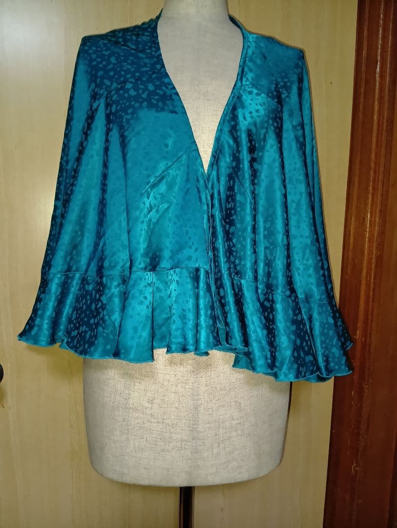 大きめサイズの衣装ワンピース（シルキータッチの光沢あり）ライトグリーン