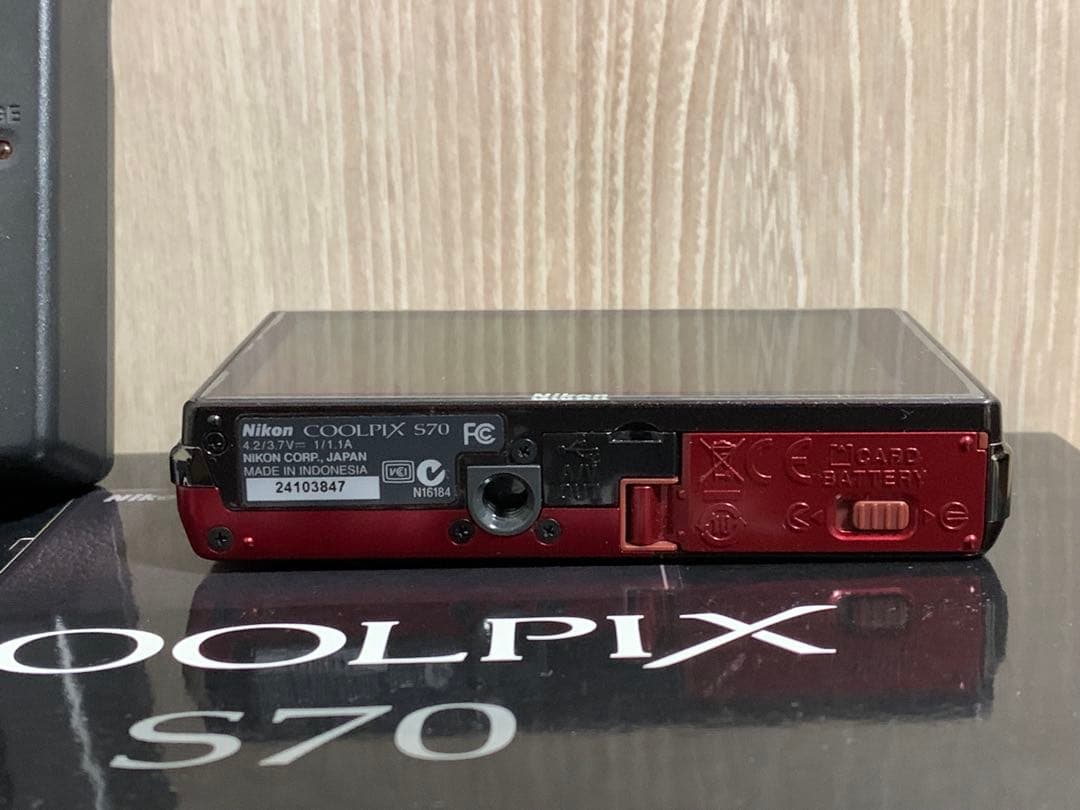 ニコン　coolpix S70 RED 極美品　クールピクス　チャージャー付き