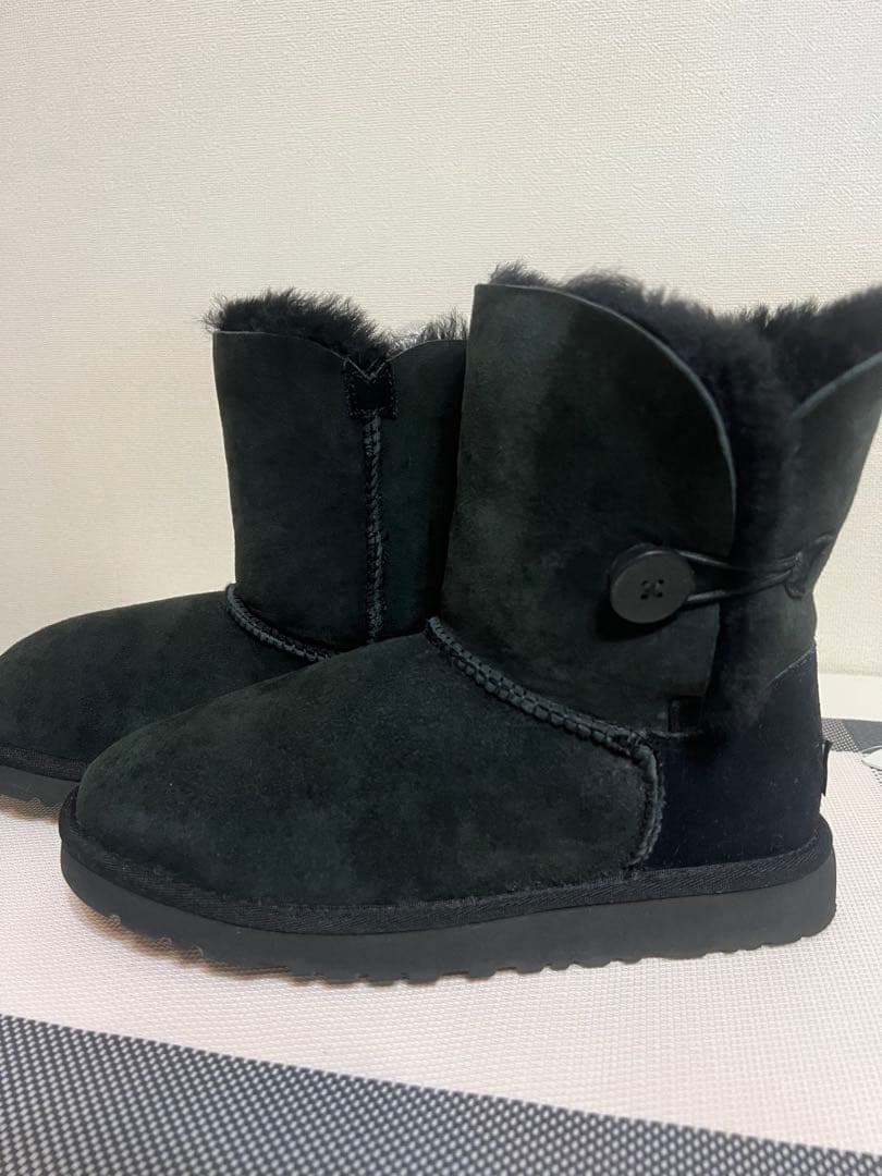 3*1様 UGG黒 スエード ボタン付き ショートブーツ