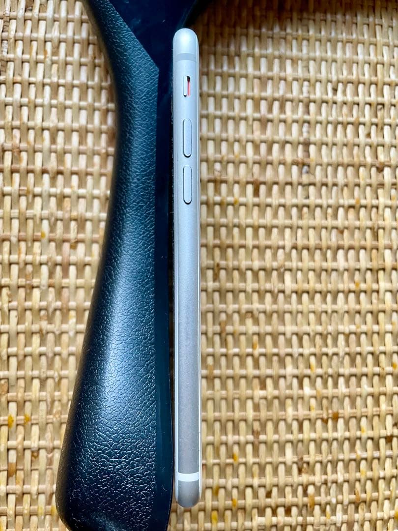 Apple iPhone 8 シルバー　simフリ－