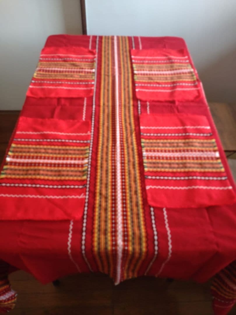 セルビアの織物テーブルクロス と セルビアの織りプレースマット (5 点)