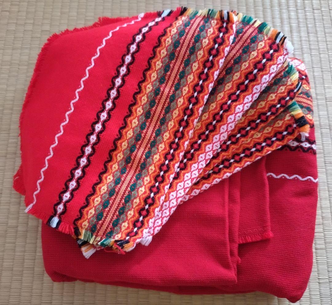 セルビアの織物テーブルクロス と セルビアの織りプレースマット (5 点)