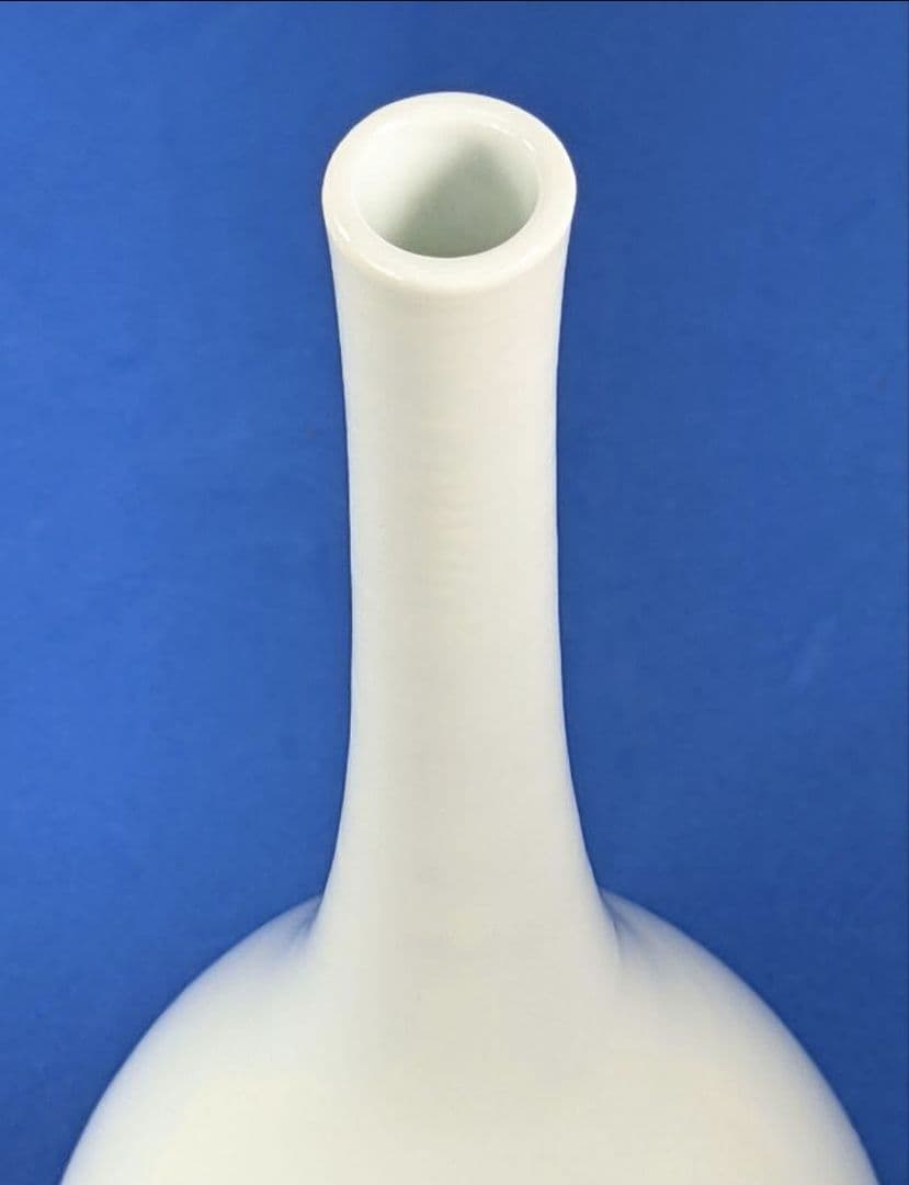 未使用　白磁　有田焼 鶴首一輪挿　中村清六作　高麗庵清六窯　黄綬褒章　ろくろ挽き